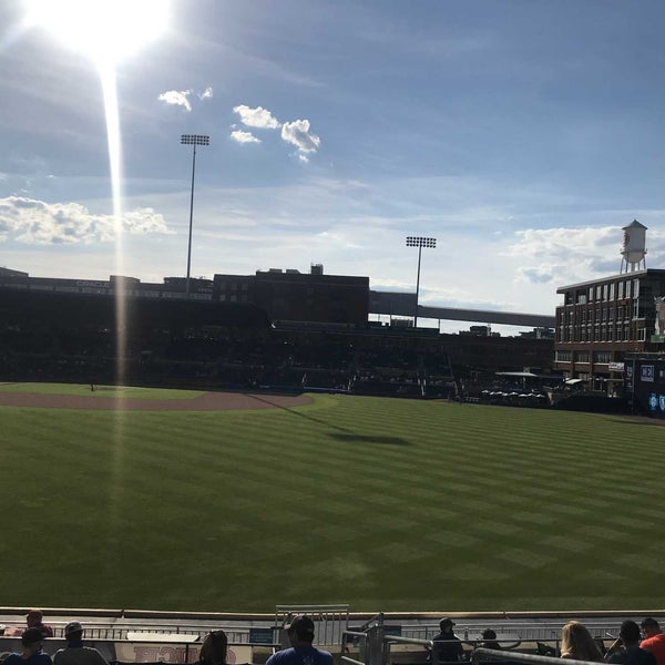 Foto tirada no(a) Durham Bulls Athletic Park por Southpaw T. em 6/4/2022