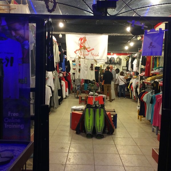 รูปภาพถ่ายที่ Giant Stride Store&amp;Cafe&amp;Bar โดย Aykut E. เมื่อ 10/11/2014