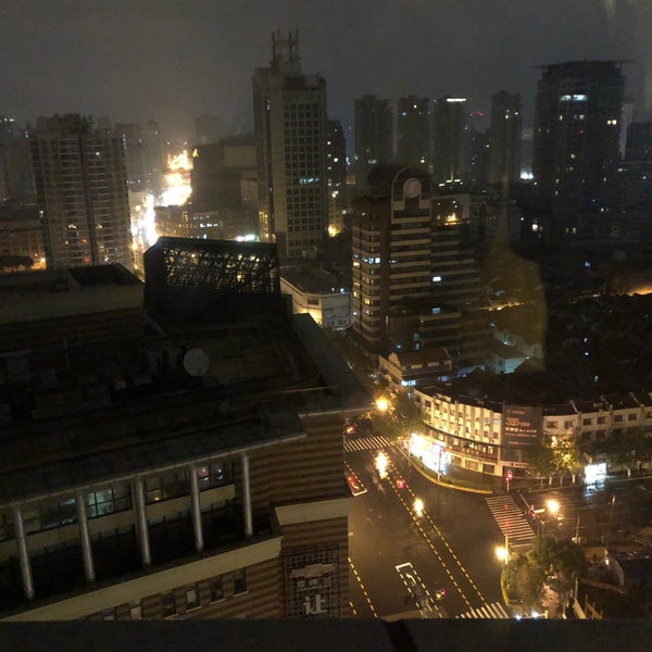 Photo taken at Shanghai Marriott Hotel City Centre by FAWAZ on 11/17/2018
