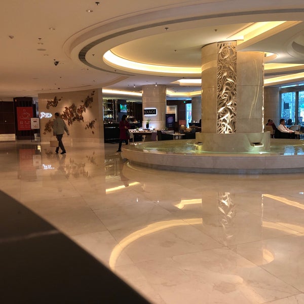 Photo taken at Shanghai Marriott Hotel City Centre by FAWAZ on 11/21/2018