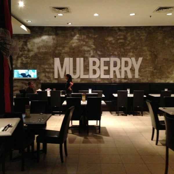 12/27/2012 tarihinde ᴡ W.ziyaretçi tarafından Mulberry Restaurant &amp; Bar'de çekilen fotoğraf