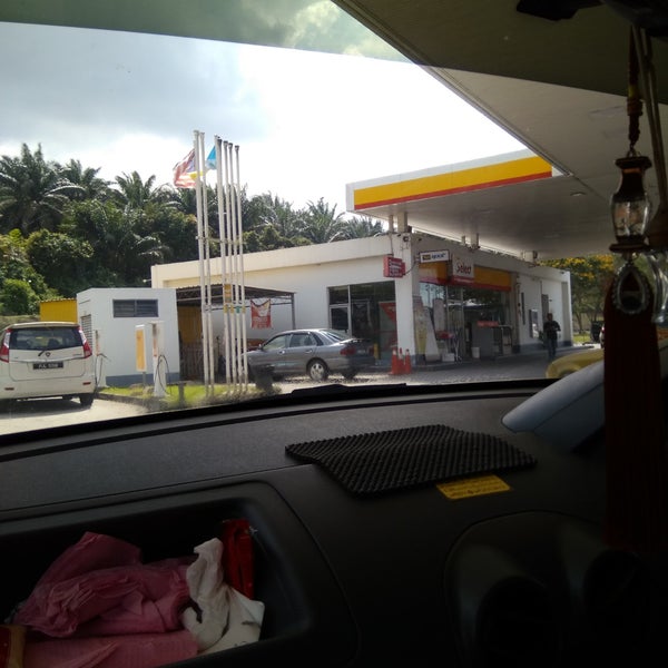 Foto diambil di Shell oleh Tyra R. pada 1/31/2018