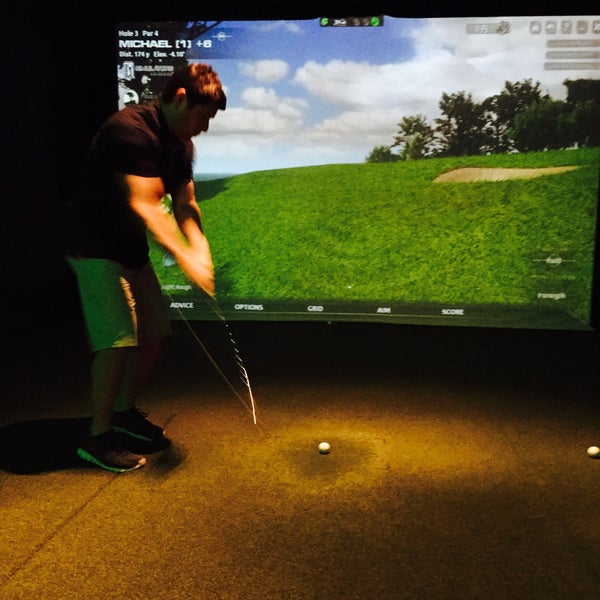 Foto diambil di Dewey&#39;s Indoor Golf &amp; Sports Grill oleh Chip M. pada 4/6/2015