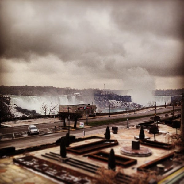 Das Foto wurde bei Niagara Falls Duty Free Shop von Jeffrey H. am 12/2/2013 aufgenommen