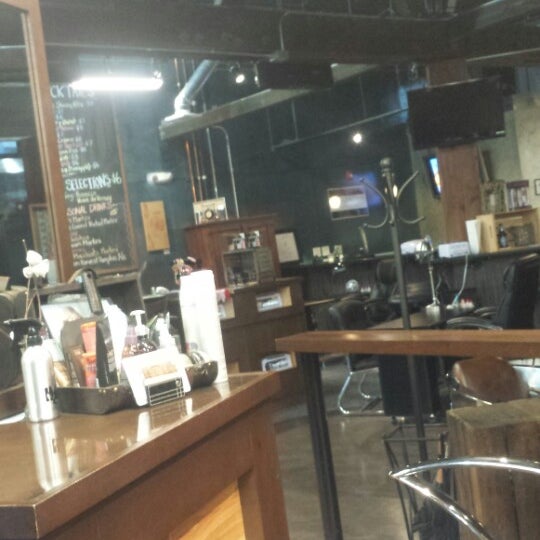 10/16/2013にSandhya R.がThe Junction Salon &amp; Barで撮った写真
