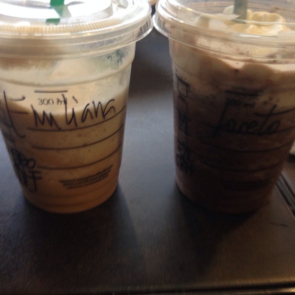 9/27/2014 tarihinde Emiliana C.ziyaretçi tarafından Starbucks'de çekilen fotoğraf