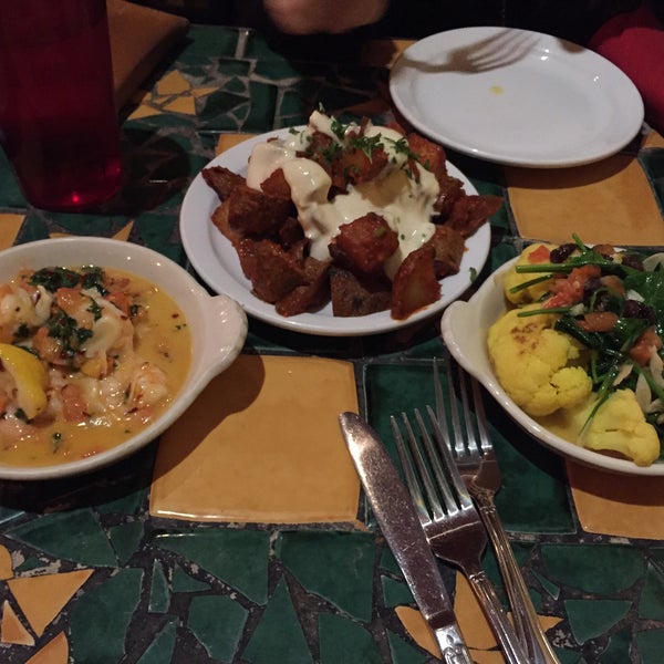2/28/2015 tarihinde Scott B.ziyaretçi tarafından Barcelona Tapas Restaurant - Saint Louis'de çekilen fotoğraf