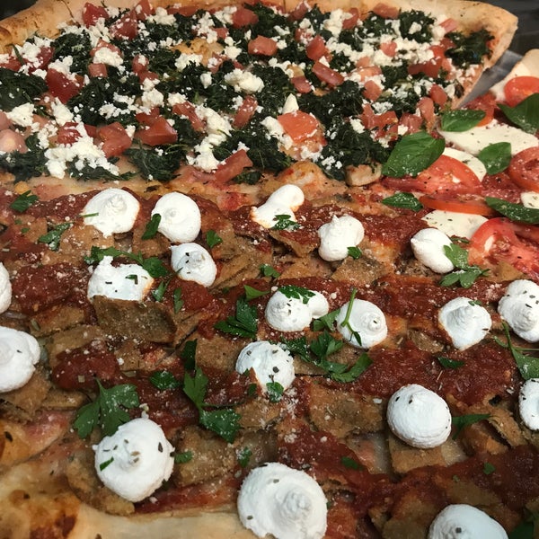 รูปภาพถ่ายที่ Vinnie&#39;s Pizzeria โดย Globetrottergirls D. เมื่อ 10/23/2018