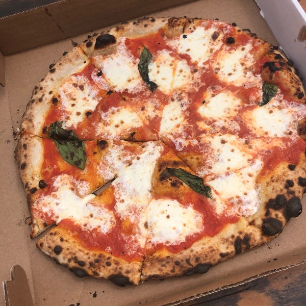 Снимок сделан в Roberta&#39;s Pizza пользователем Globetrottergirls D. 7/5/2019