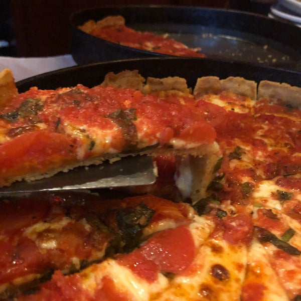 รูปภาพถ่ายที่ Pizano&#39;s Pizza โดย Globetrottergirls D. เมื่อ 10/14/2019