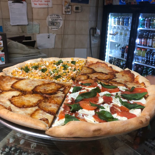 Foto diambil di Vinnie&#39;s Pizzeria oleh Globetrottergirls D. pada 10/25/2019