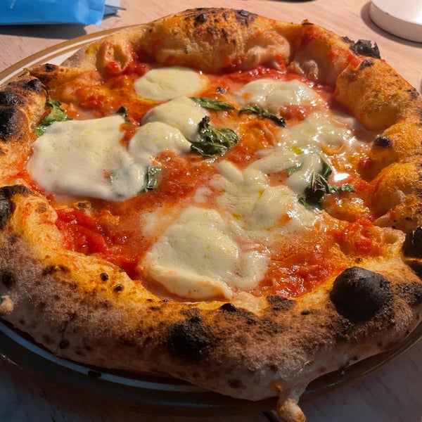 Foto diambil di Song&#39; e Napule Pizzeria oleh Globetrottergirls D. pada 4/8/2022