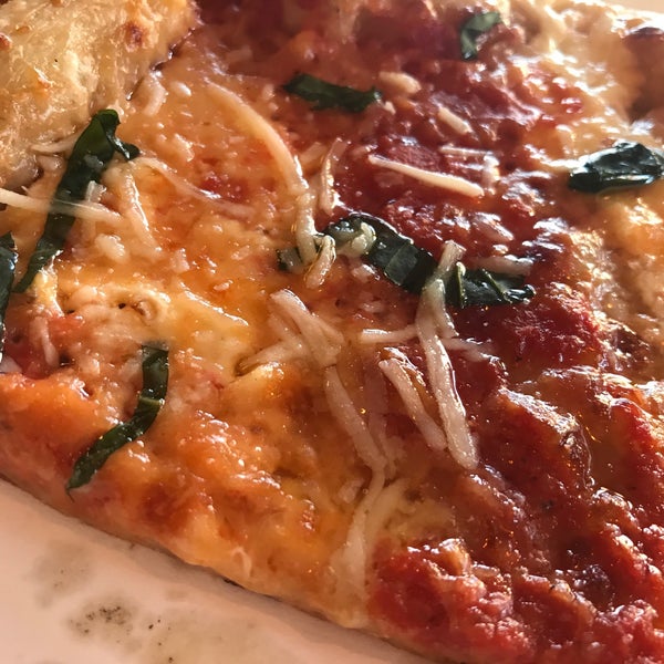 Das Foto wurde bei Williamsburg Pizza von Globetrottergirls D. am 12/4/2018 aufgenommen
