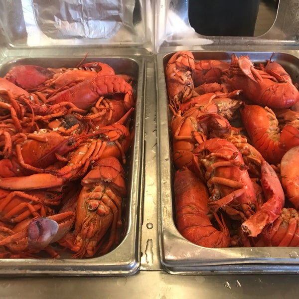 รูปภาพถ่ายที่ Boston Lobster Feast โดย Charles S. เมื่อ 1/28/2018