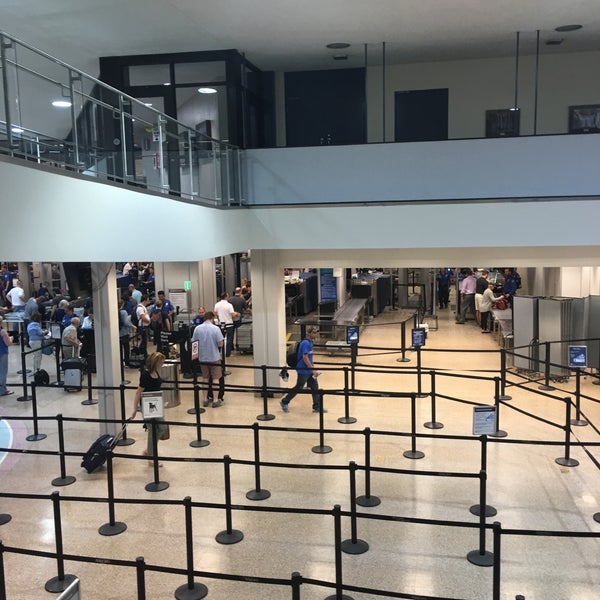 6/15/2016 tarihinde Charles S.ziyaretçi tarafından Salt Lake City Uluslararası Havalimanı (SLC)'de çekilen fotoğraf