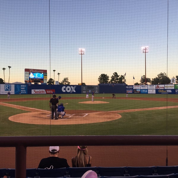 Foto tirada no(a) Cashman Field por Sara V. em 8/17/2016