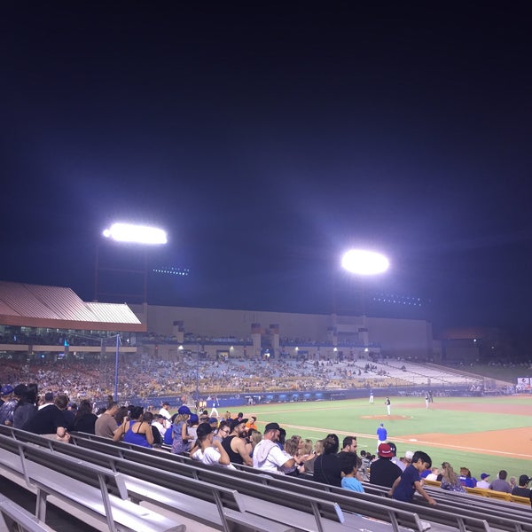 Foto tirada no(a) Cashman Field por Sara V. em 5/13/2016