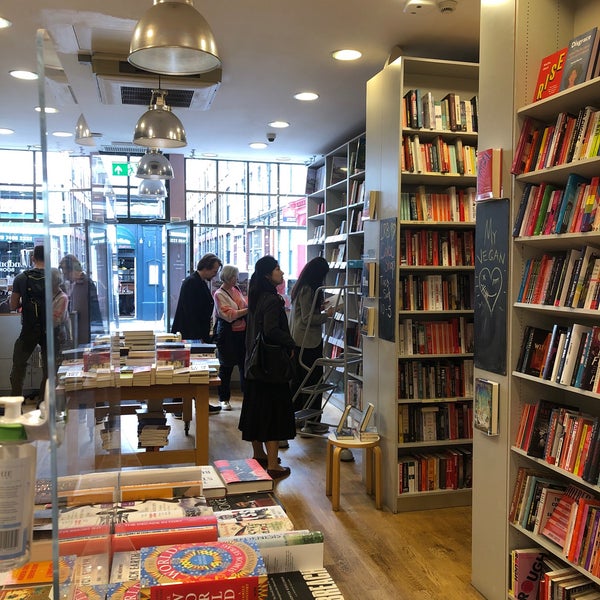 Photo taken at London Review Bookshop by Xiaoxi S. on 10/29/2022
