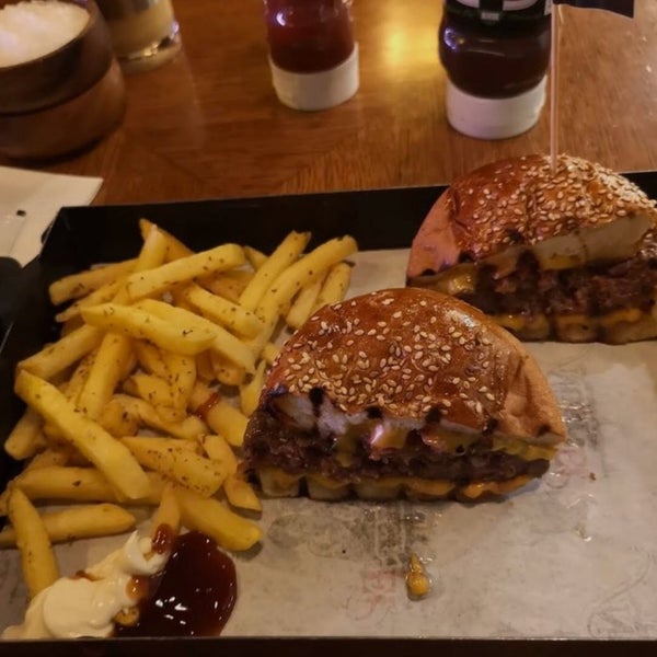 Photo taken at B.O.B Best of Burger by Ö&#39;Mer O. on 1/29/2020