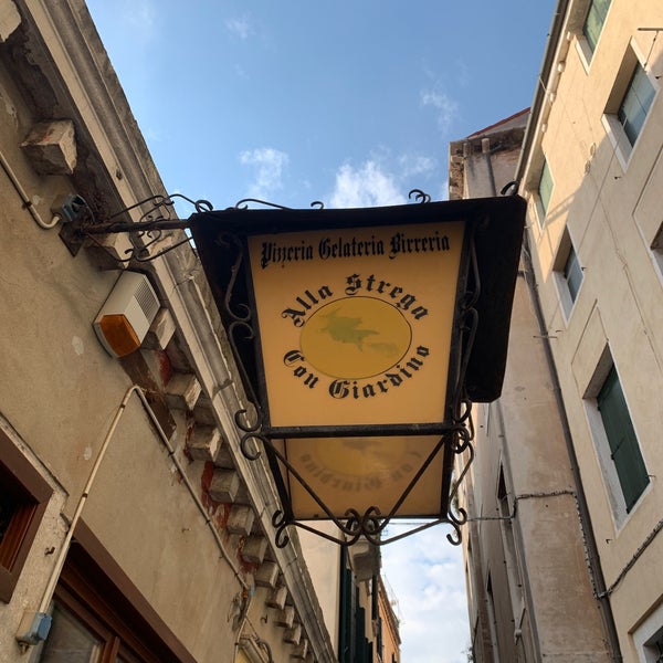 Photo prise au Pizzeria - Cicchetteria &quot;Alla Strega&quot; par Murat G. le10/18/2019