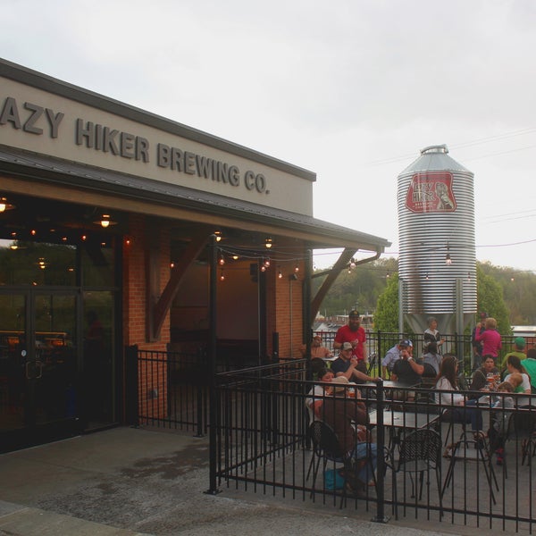 5/7/2015 tarihinde Lazy Hiker Brewing Co.ziyaretçi tarafından Lazy Hiker Brewing Co.'de çekilen fotoğraf