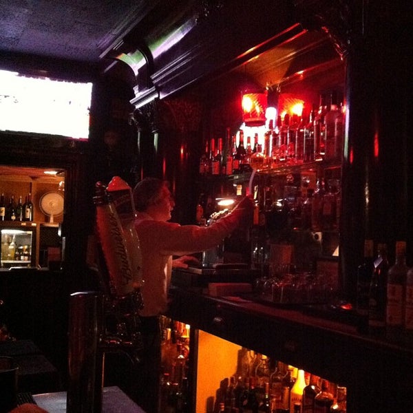 Foto scattata a Valley Inn Restaurant &amp; Bar da Craig L. il 10/24/2012