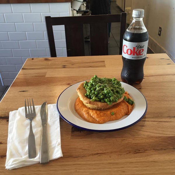 10/22/2015 tarihinde Craig L.ziyaretçi tarafından Fork-In Aussie Pie Kitchen, Santa Monica'de çekilen fotoğraf