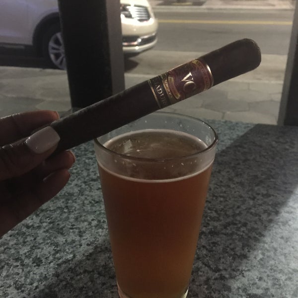 3/30/2018에 Swinetta M.님이 King Corona Cigars Cafe &amp; Bar에서 찍은 사진