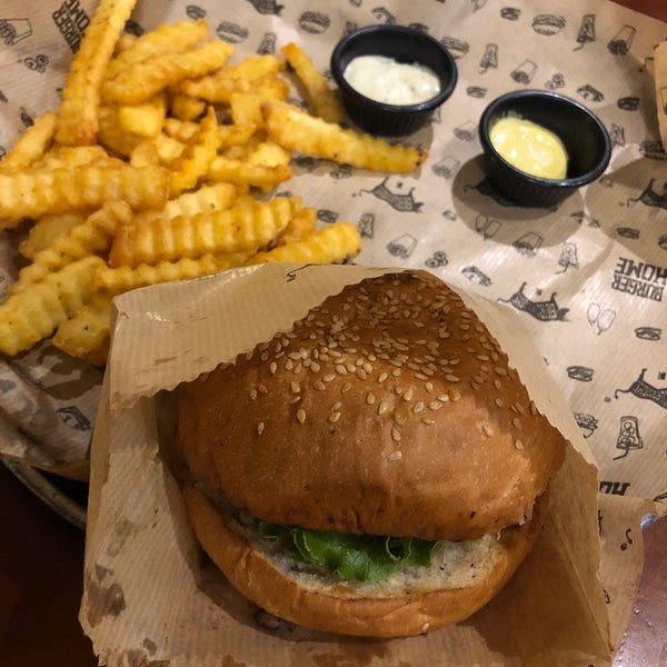 Das Foto wurde bei Burger Home von Yazgülü D. am 6/23/2019 aufgenommen