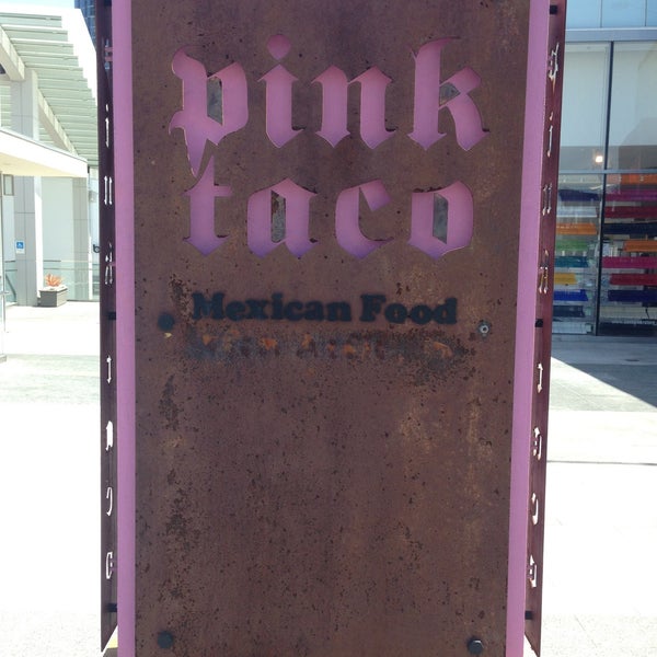 รูปภาพถ่ายที่ Pink Taco โดย Stacey E. เมื่อ 4/26/2013