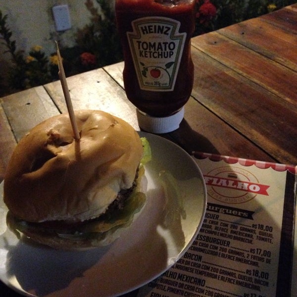 Photo taken at Fialho Steak Burger Hamburgueria by Danielle A. on 9/21/2014