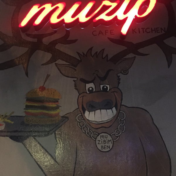 Foto diambil di Muzip Cafe &amp; Kitchen oleh Vural E. pada 4/25/2016