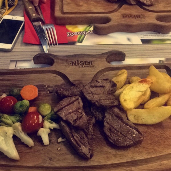 Photo taken at NİŞET KASAP Steakhouse by فاردار الصلاة on 5/29/2015