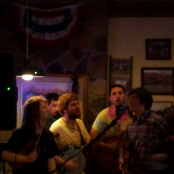 Foto tomada en Twist &amp; Turn Tavern  por Dakota B. el 2/24/2013