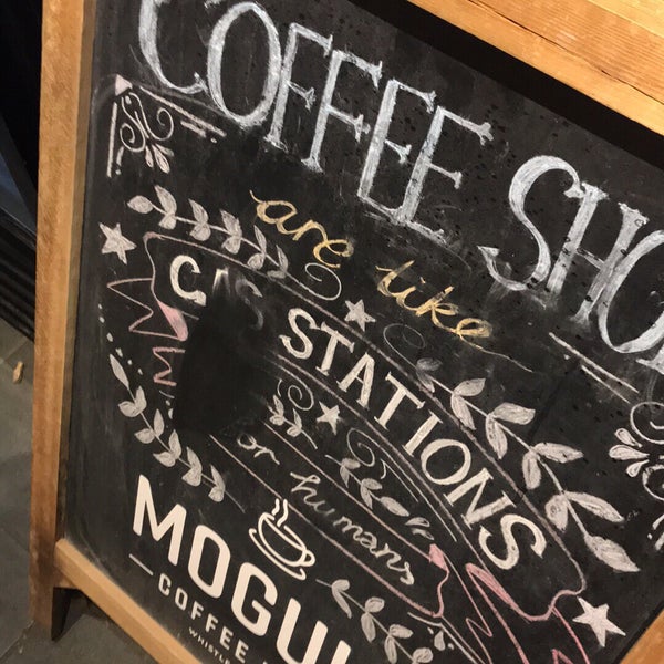 Foto tomada en Moguls Coffee House  por Anyssa J. el 3/27/2019