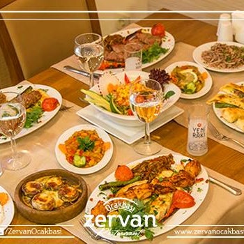 Das Foto wurde bei Zervan Restaurant &amp; Ocakbaşı von Zervan Restaurant &amp; Ocakbaşı am 5/15/2015 aufgenommen