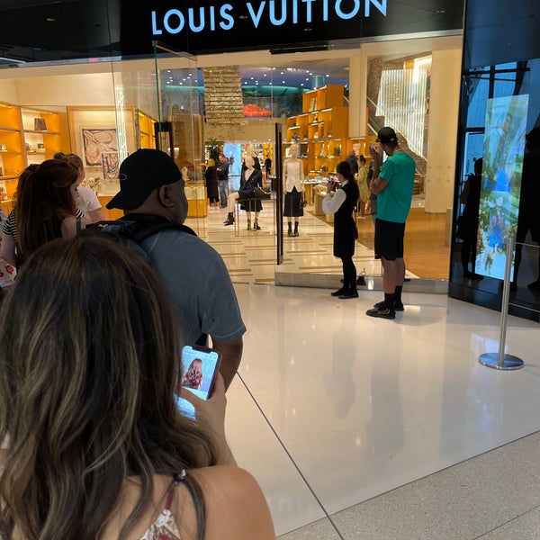 LV – LV, NV, The Veer Towers loom over Louis Vuitton at The Crystals at  CityCenter, Las Vegas, Nevada., Las Vegas