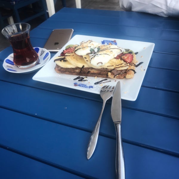 Photo taken at Bitez Dondurma &amp; Waffle by Pınar Y. on 7/3/2018