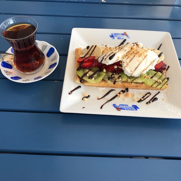 Photo taken at Bitez Dondurma &amp; Waffle by Pınar Y. on 11/12/2018
