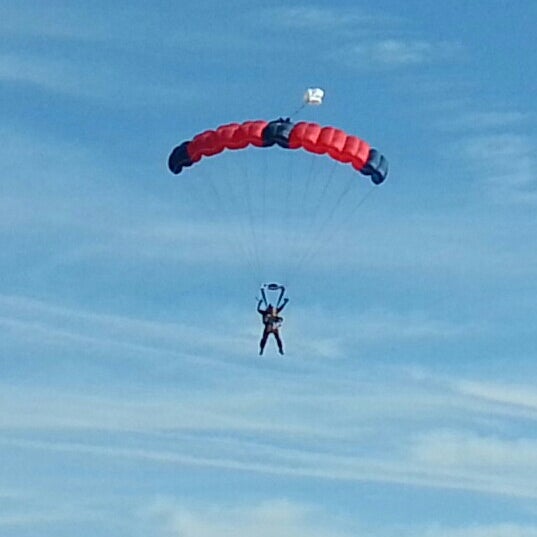 Foto tirada no(a) Skydive Las Vegas por Shannon L. em 8/4/2013