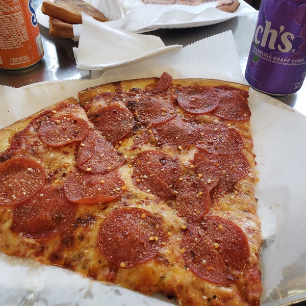 6/22/2019 tarihinde Tracy T.ziyaretçi tarafından Not Ray&#39;s Pizza'de çekilen fotoğraf