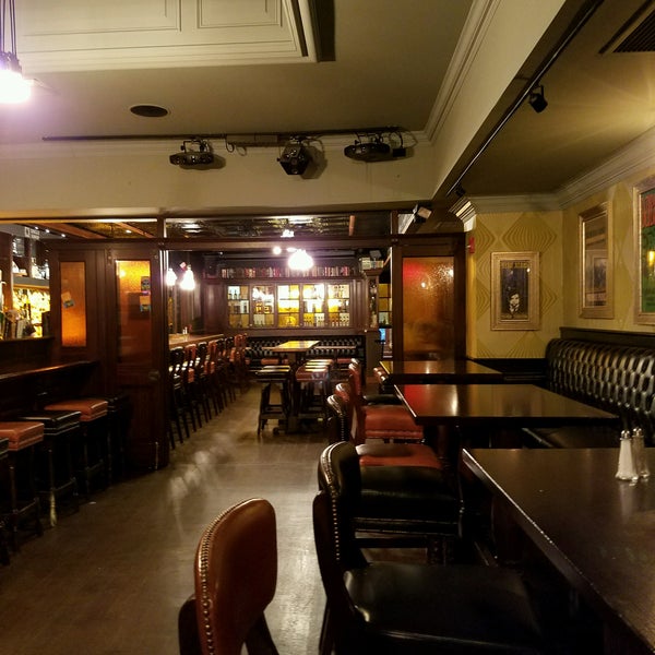 Photo taken at Rí Rá Irish Pub by Tracy T. on 10/9/2016