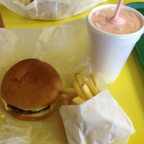 Foto diambil di Feltner&#39;s Whatta-Burger oleh Allyson N. pada 1/3/2013