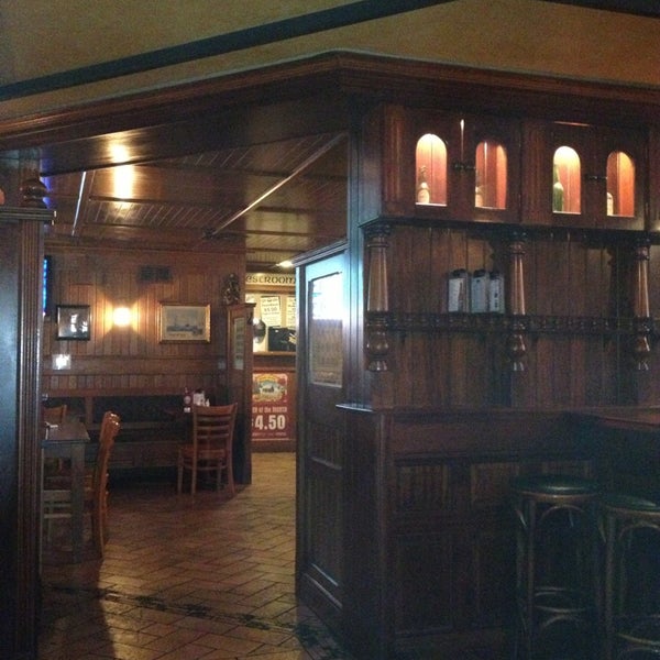 Foto diambil di Quigley&#39;s Irish Pub oleh Judson M. pada 12/27/2012
