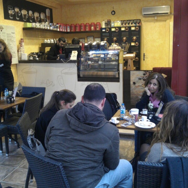 รูปภาพถ่ายที่ Coffeeway Corner โดย Sinan E. เมื่อ 2/1/2014