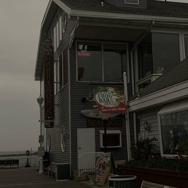 Снимок сделан в Harrison&#39;s Harbor Watch Restaurant &amp; Raw Bar пользователем Jason S. 4/19/2019