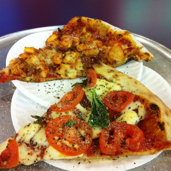 2/18/2013 tarihinde Troy J.ziyaretçi tarafından Peace A Pizza'de çekilen fotoğraf