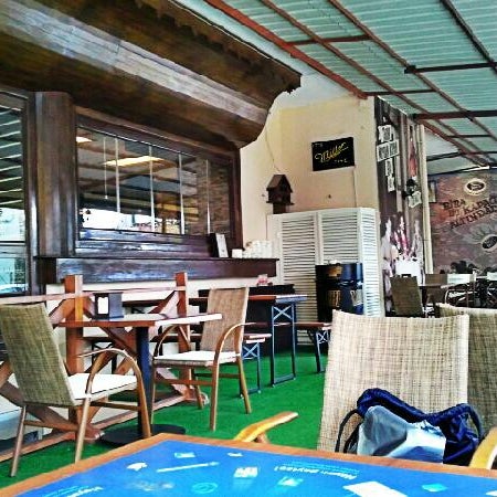 รูปภาพถ่ายที่ Chevita Cafe &amp; Bar โดย Kadir D. เมื่อ 3/17/2013