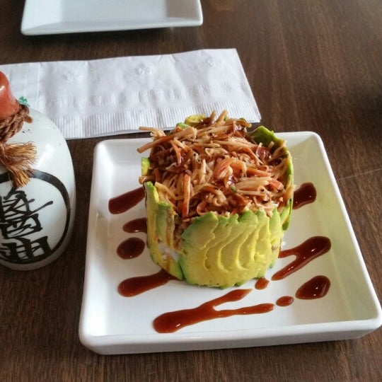 Das Foto wurde bei Ikura Sushi lounge von Lauren A. am 5/31/2014 aufgenommen