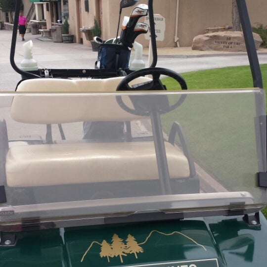 Foto scattata a Desert Pines Golf Club and Driving Range da Jenny M. il 4/9/2014